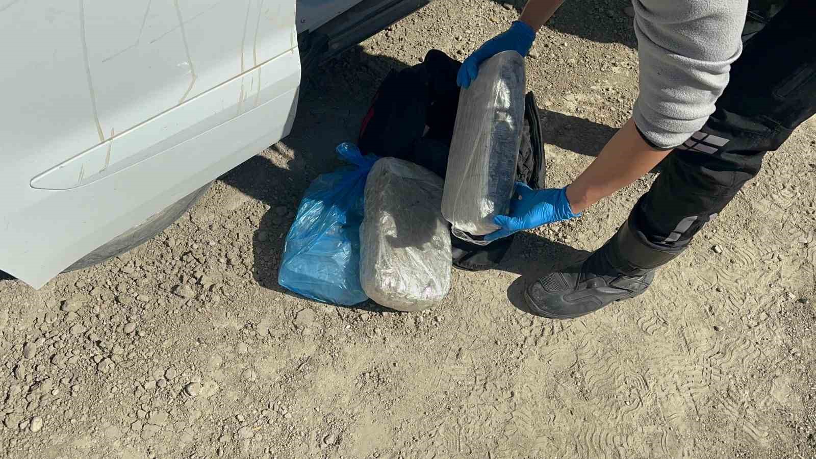 Adana’da uyuşturucu ve silah operasyonu: 2 tutuklama
Adana’da uyuşturucu ve silah operasyonu: 2 tutuklama