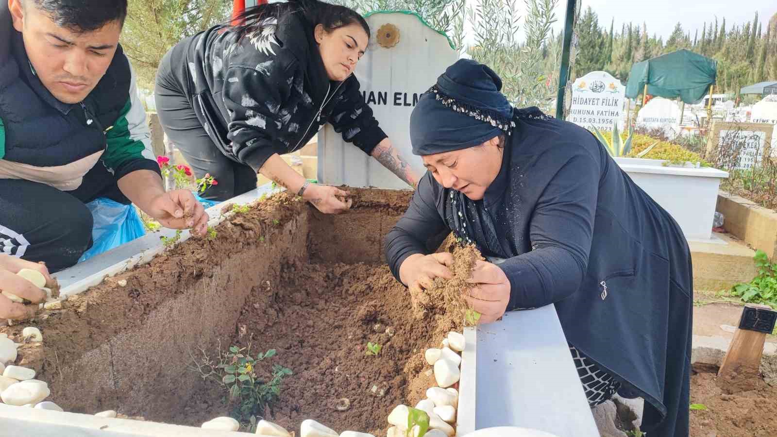 Adana’da yağışta oğlunun mezarı çöken anne gözyaşlarına boğuldu
