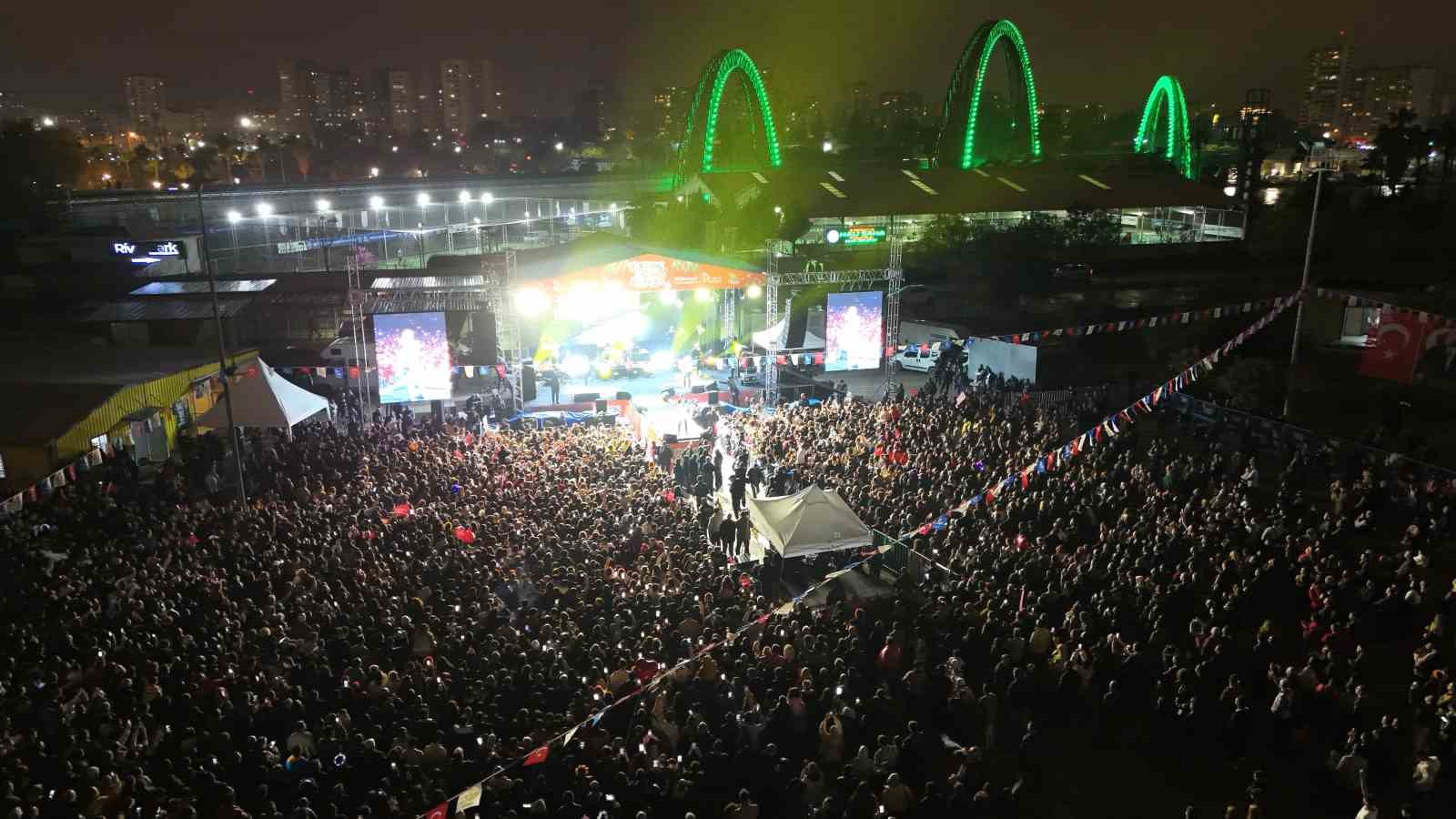 Adana’da yağmur altında Haluk Levent coşkusu
