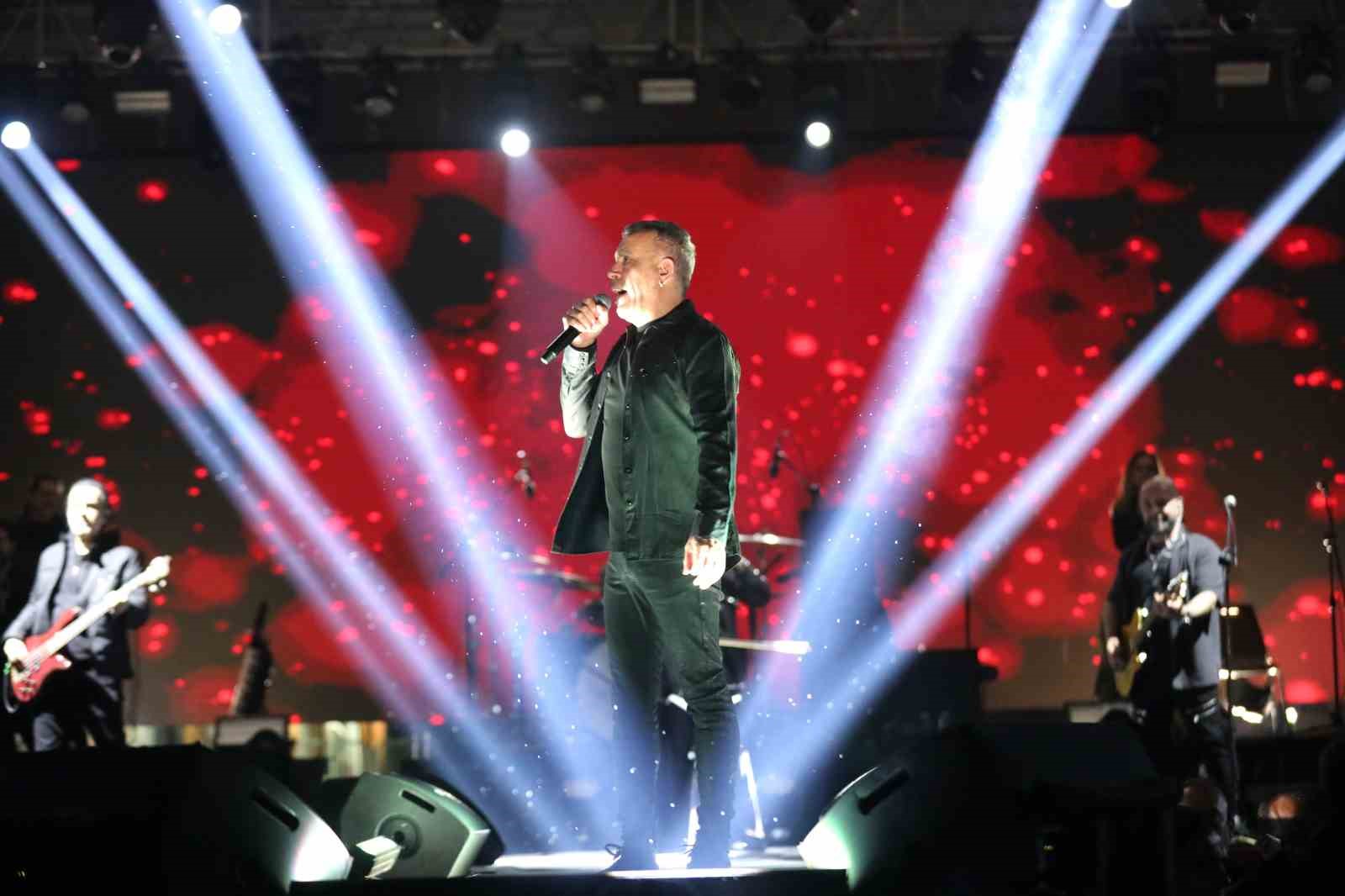 Adana’da yağmur altında Haluk Levent coşkusu
