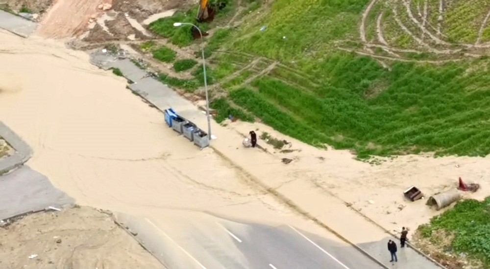 Adana’da yağmur hayatı felç etti: Dereler taştı, yollar göle döndü
