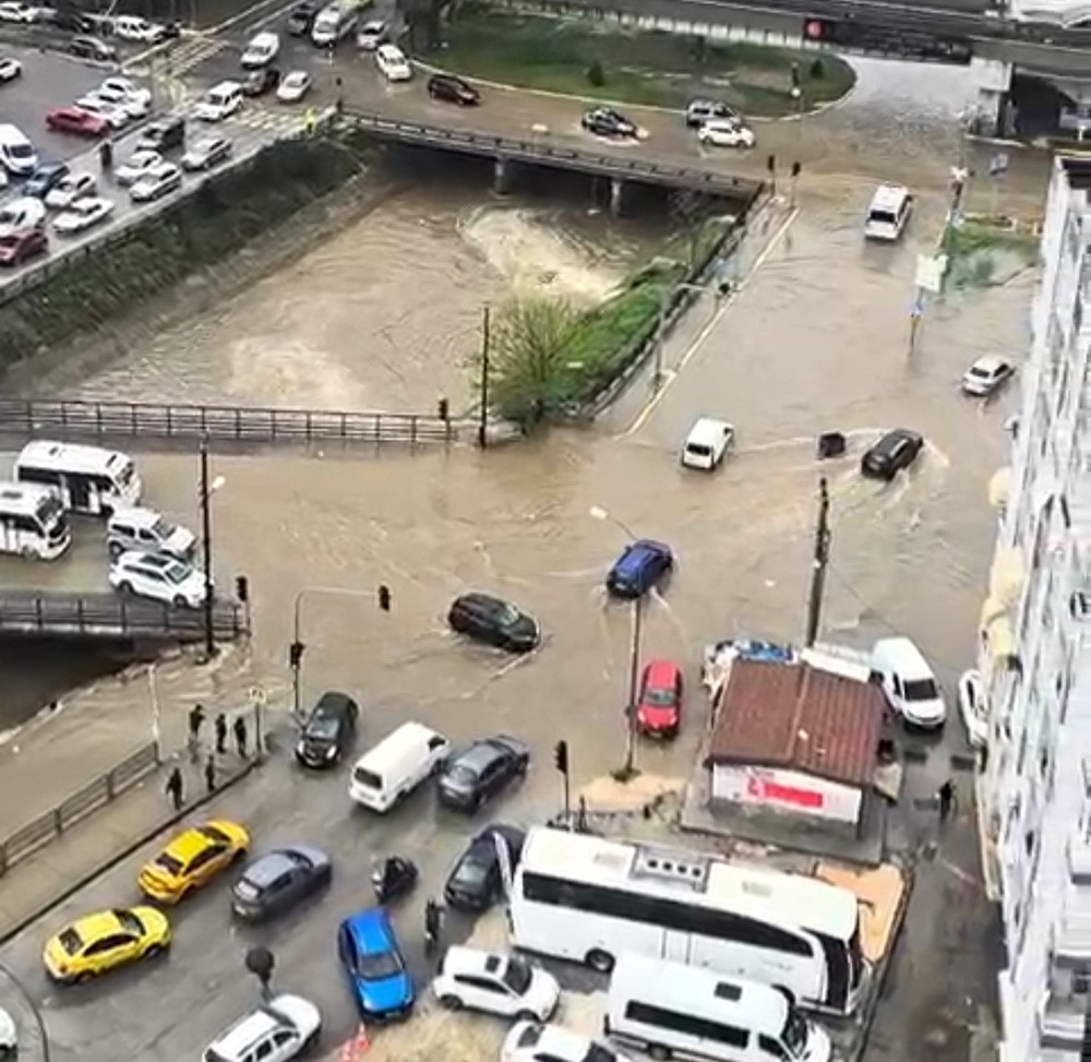Adana’da yağmur hayatı felç etti: Dereler taştı, yollar göle döndü
