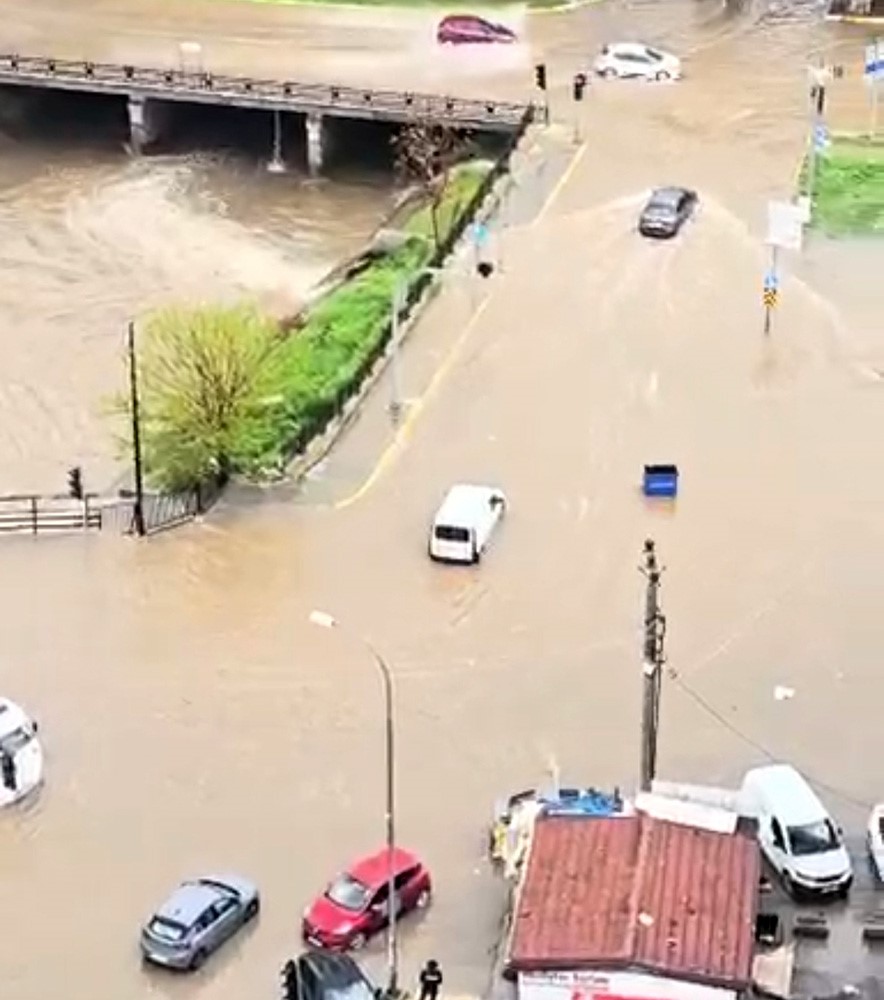 Adana’da yağmur hayatı felç etti: Dereler taştı, yollar göle döndü
