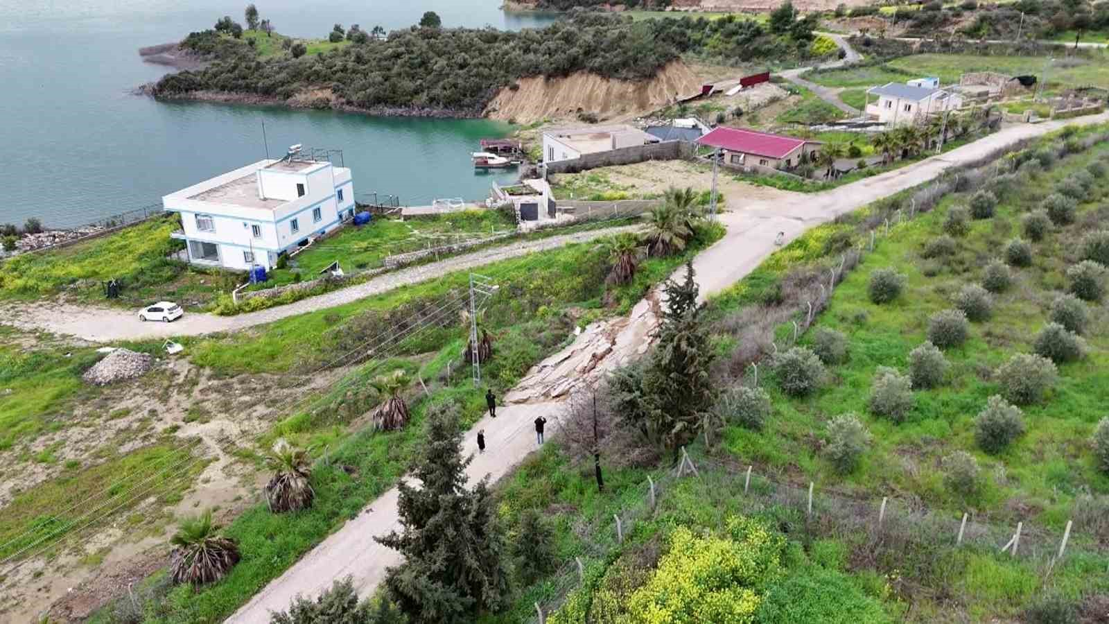 Adana’da yağmur heyelana neden oldu, yol çöktü
