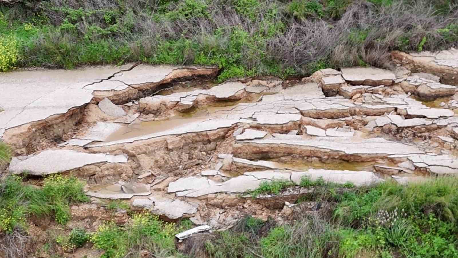 Adana’da yağmur heyelana neden oldu, yol çöktü
