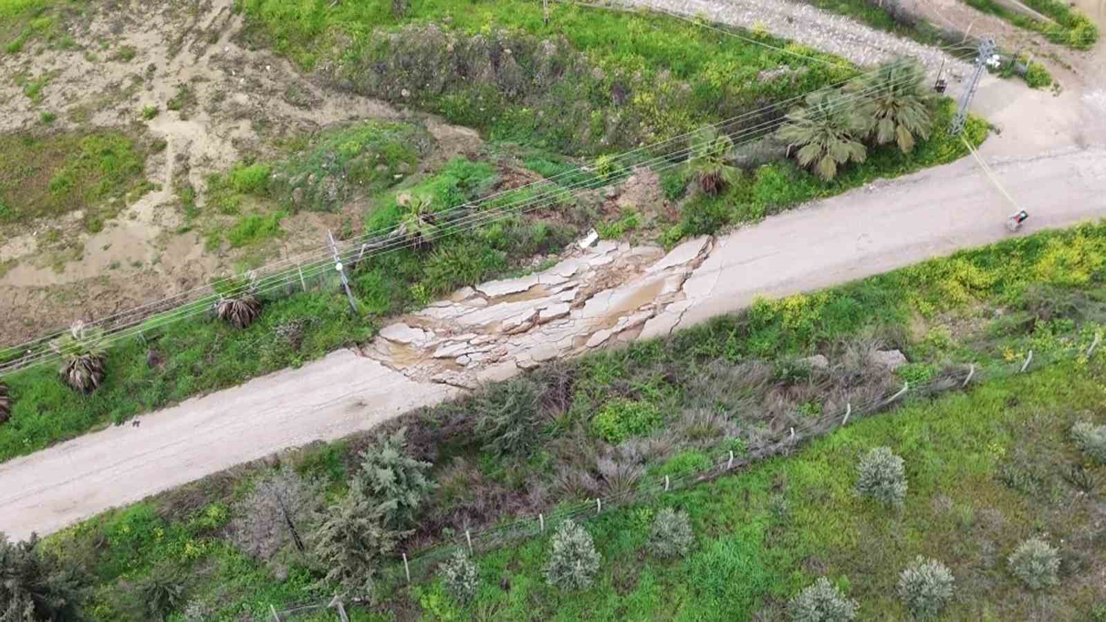 Adana’da yağmur heyelana neden oldu, yol çöktü
