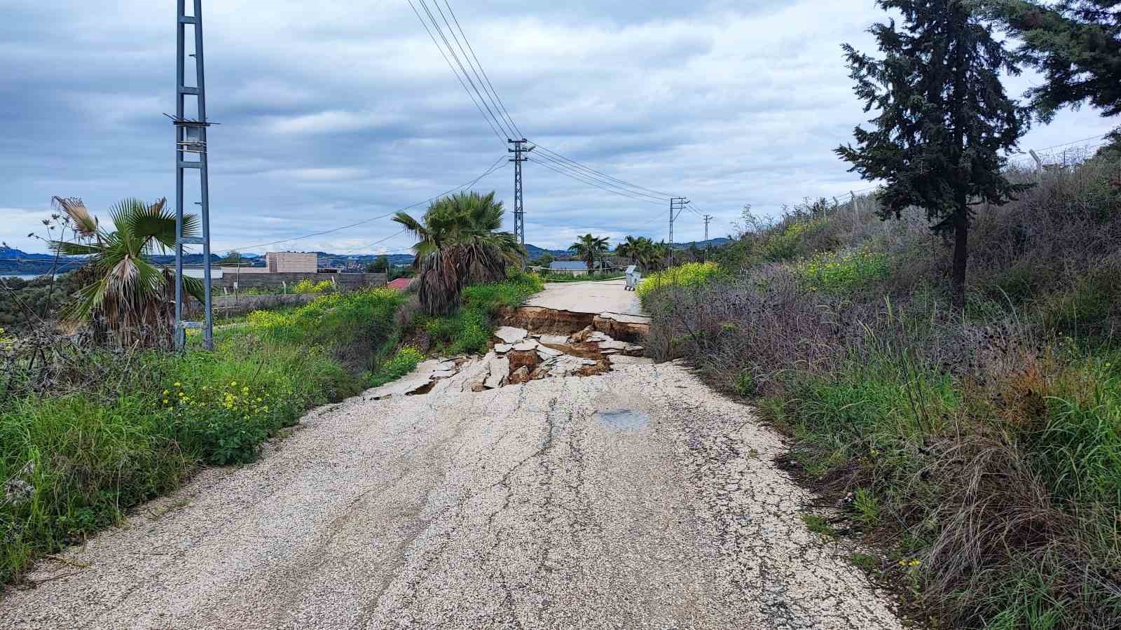 Adana’da yağmur heyelana neden oldu, yol çöktü
