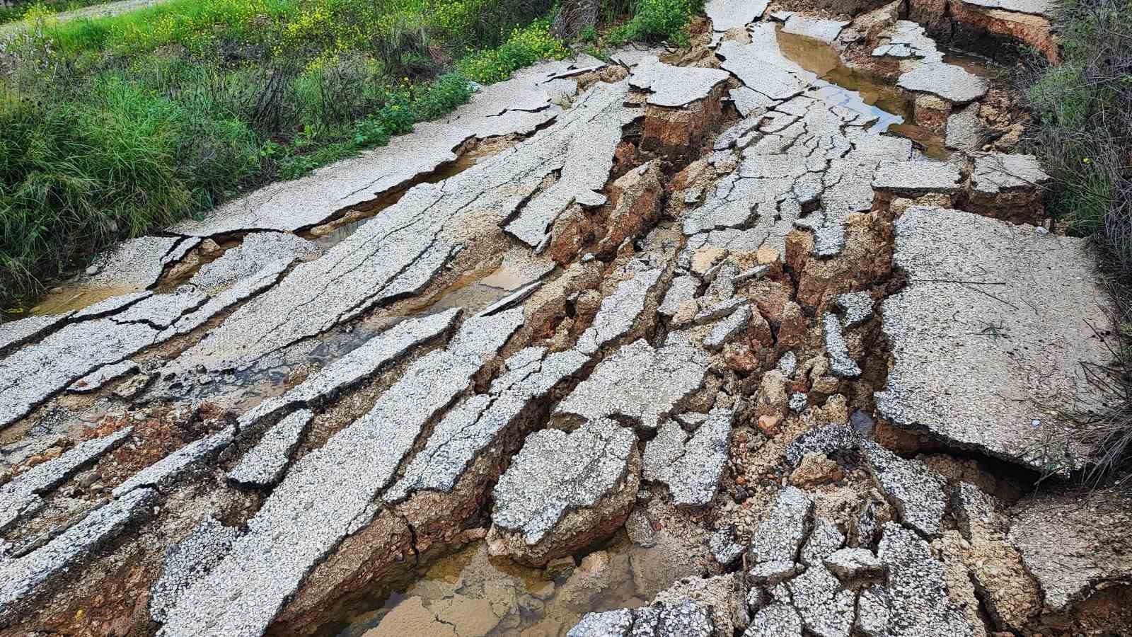 Adana’da yağmur heyelana neden oldu, yol çöktü
