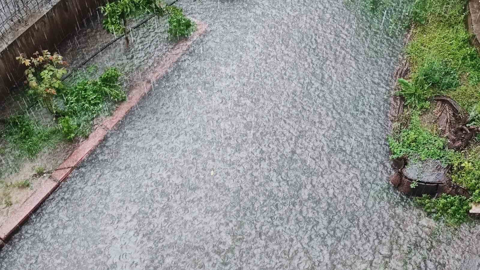 Adana’da yağmur sele neden oldu
