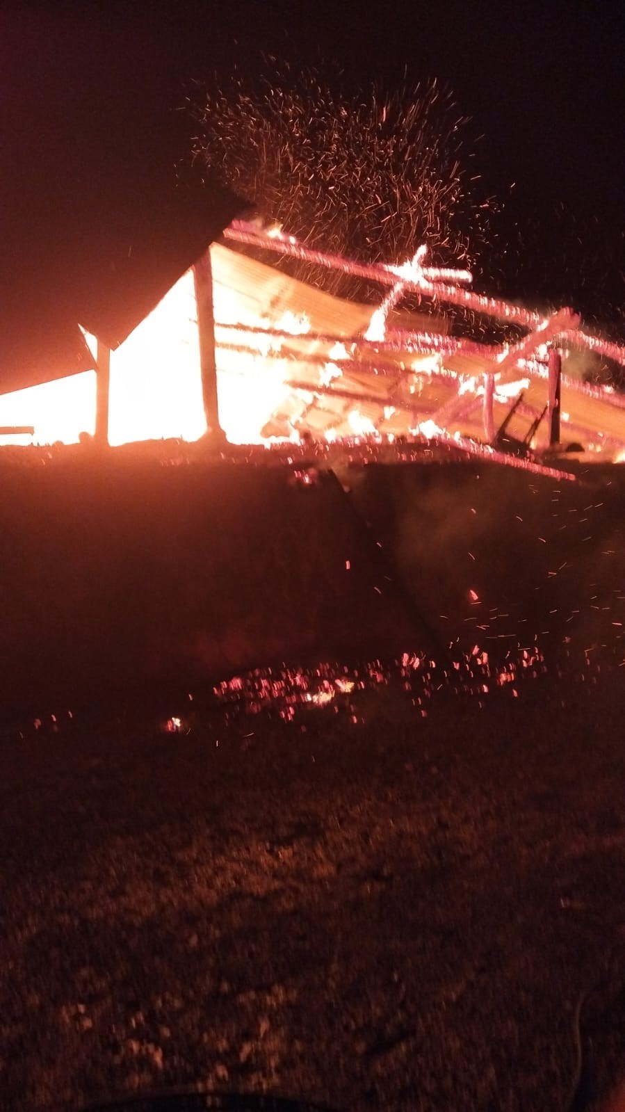 Adana’da yangın: Ev ve ahır küle döndü
