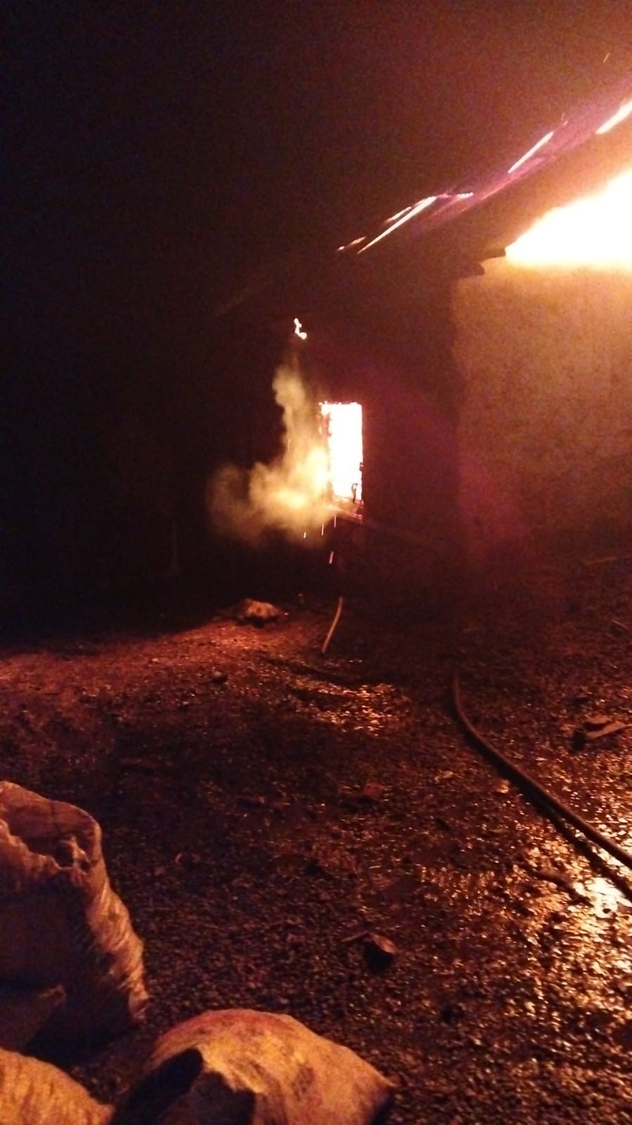 Adana’da yangın: Ev ve ahır küle döndü
