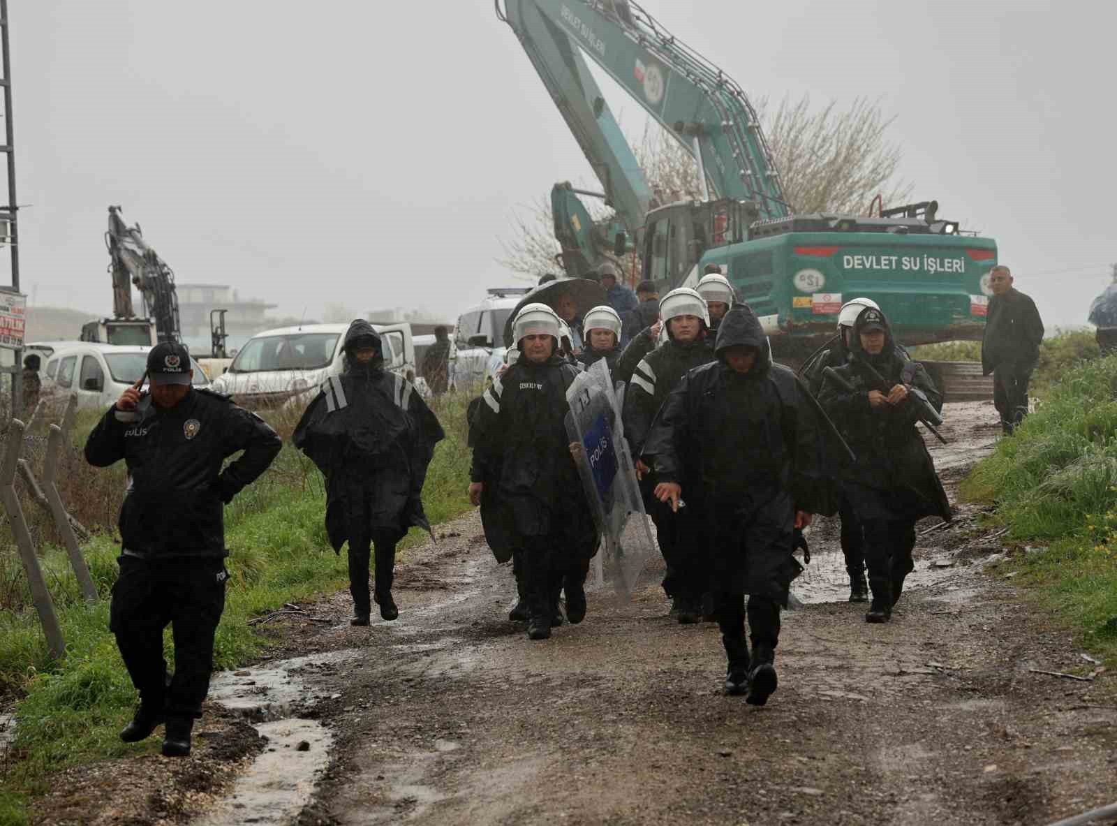 Adana’da yıkım gerginliği: Evini yaktı, gözaltına alındı
