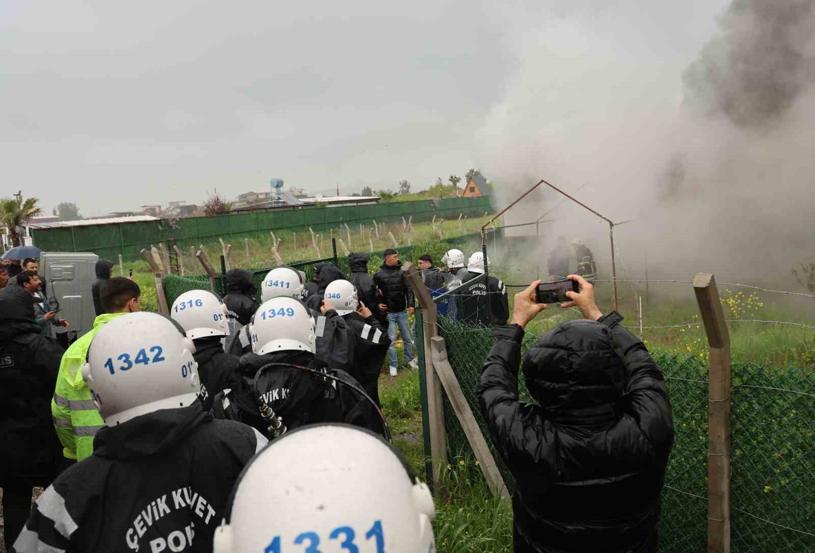 Adana’da yıkım gerginliği: Evini yaktı, gözaltına alındı
