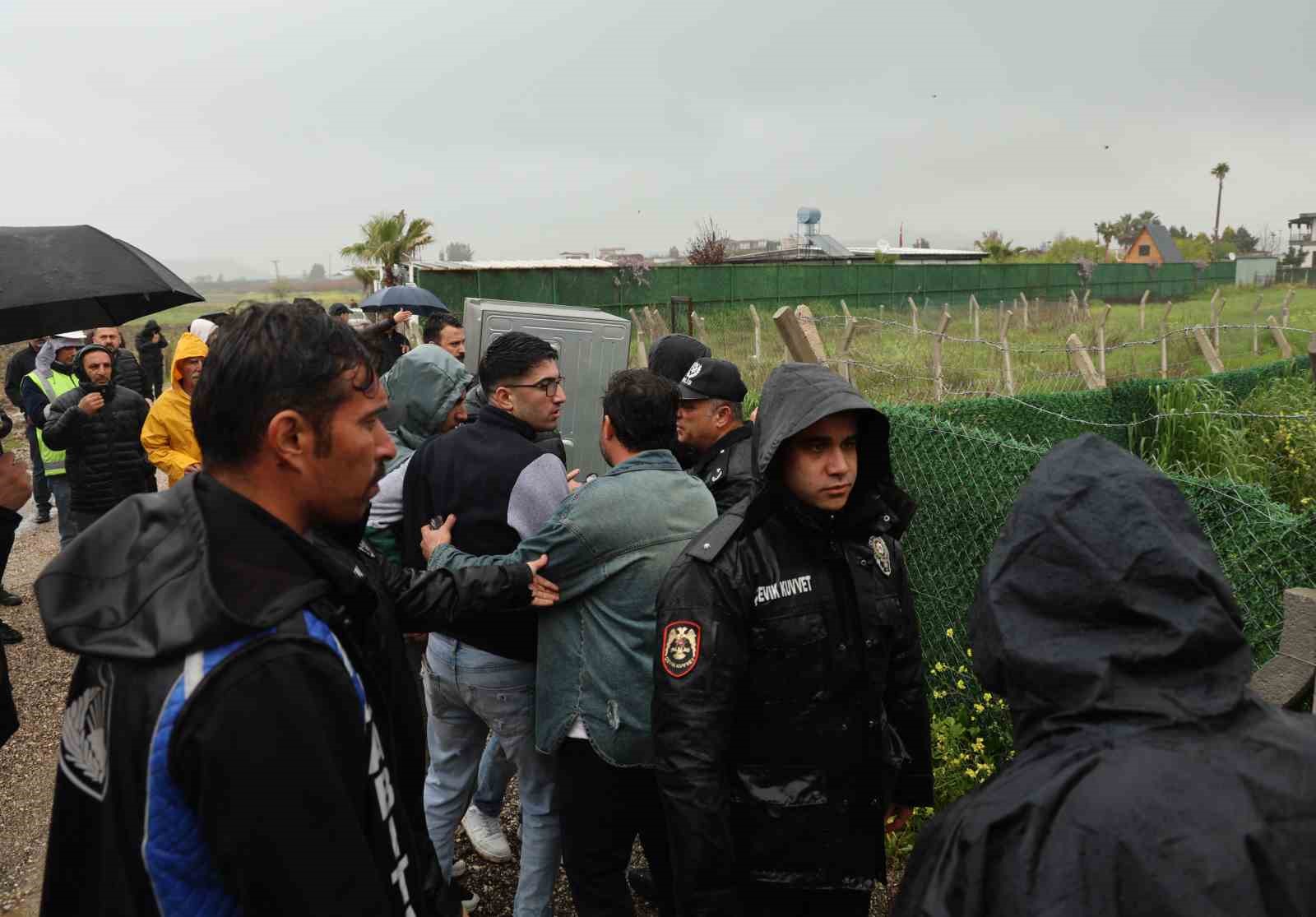 Adana’da yıkım gerginliği: Evini yaktı, gözaltına alındı
