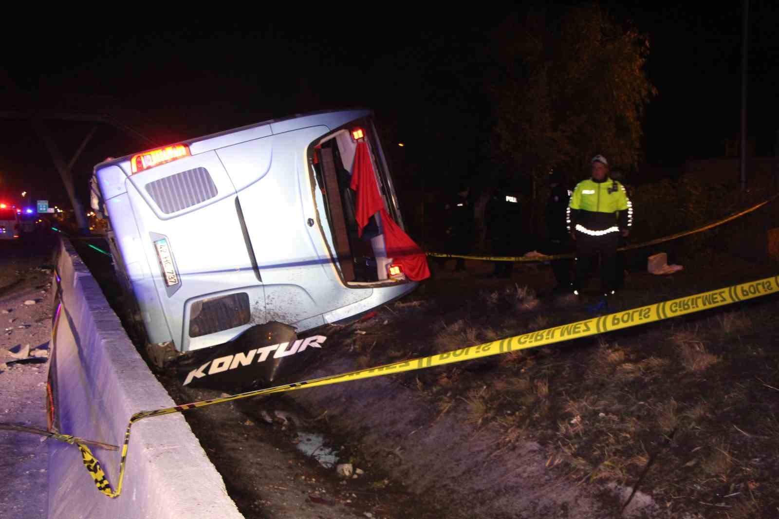 Adana’da yolcu otobüsü devrildi: 8 yaralı
