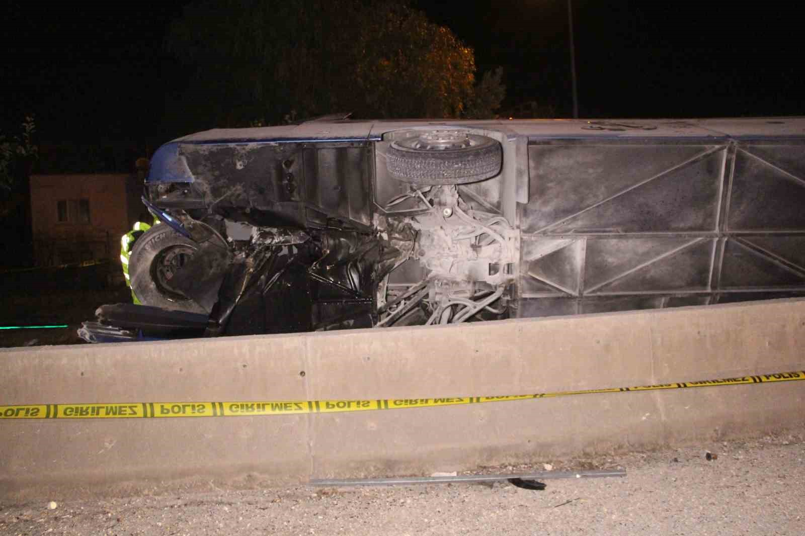 Adana’da yolcu otobüsü devrildi: 8 yaralı
