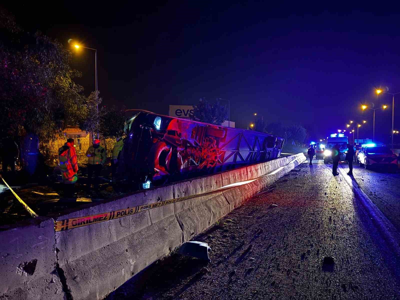 Adana’da yolcu otobüsü devrildi: 8 yaralı
