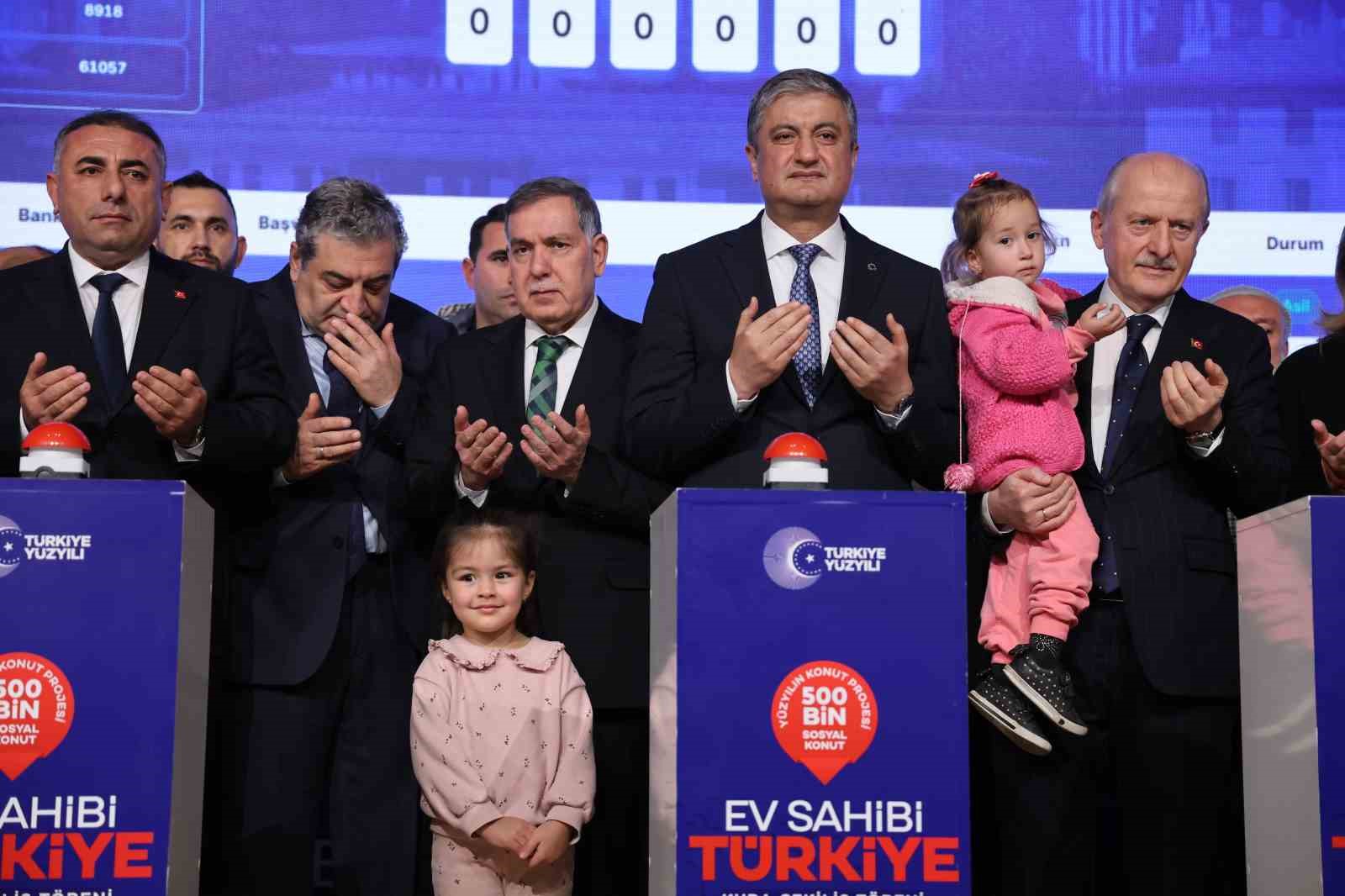 Adana’da ’Yüzyılın Konut Projesi’nin kuraları çekildi
