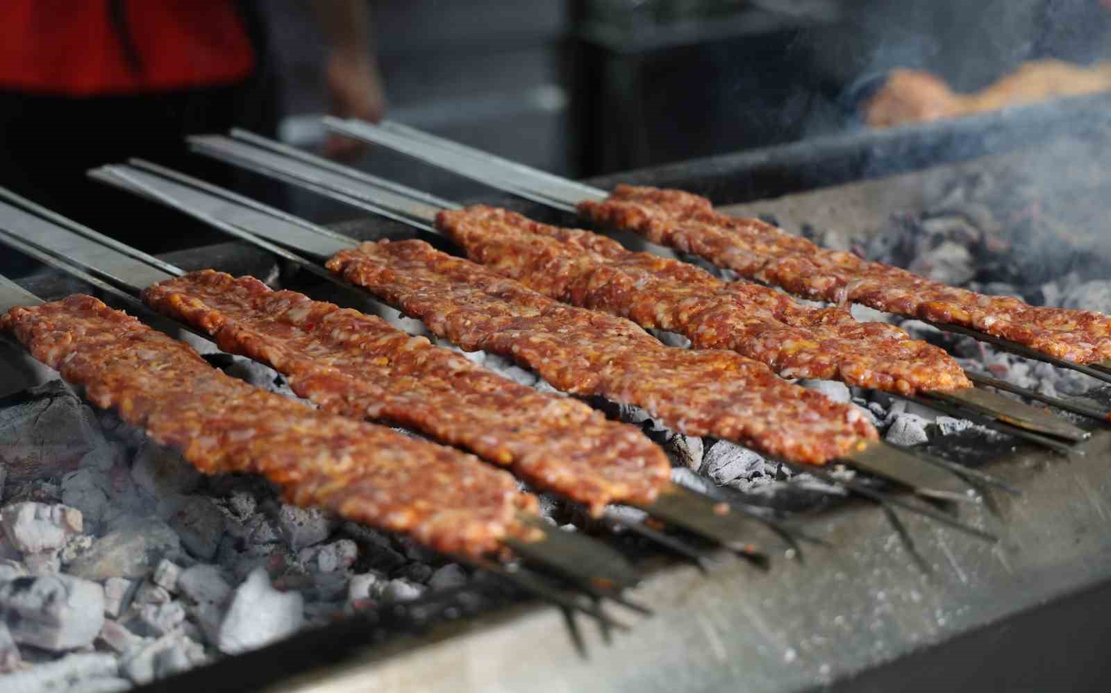Adanalı kebapçılar Ramazan’a hazır: İftar sofralarında lezzet şöleni yaşanacak
