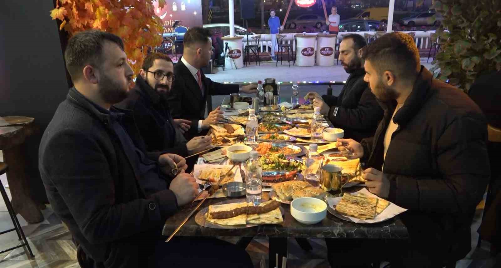 Adanalılar ilk iftarda kebapçılara akın etti
