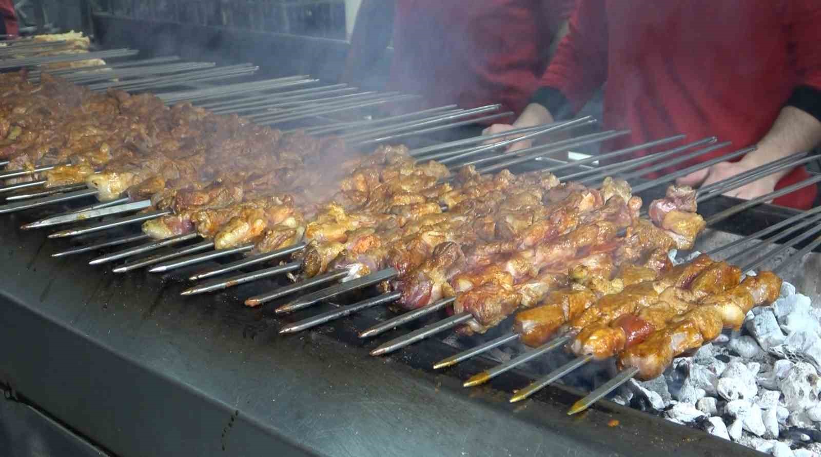 Adanalılar ilk iftarda kebapçılara akın etti
