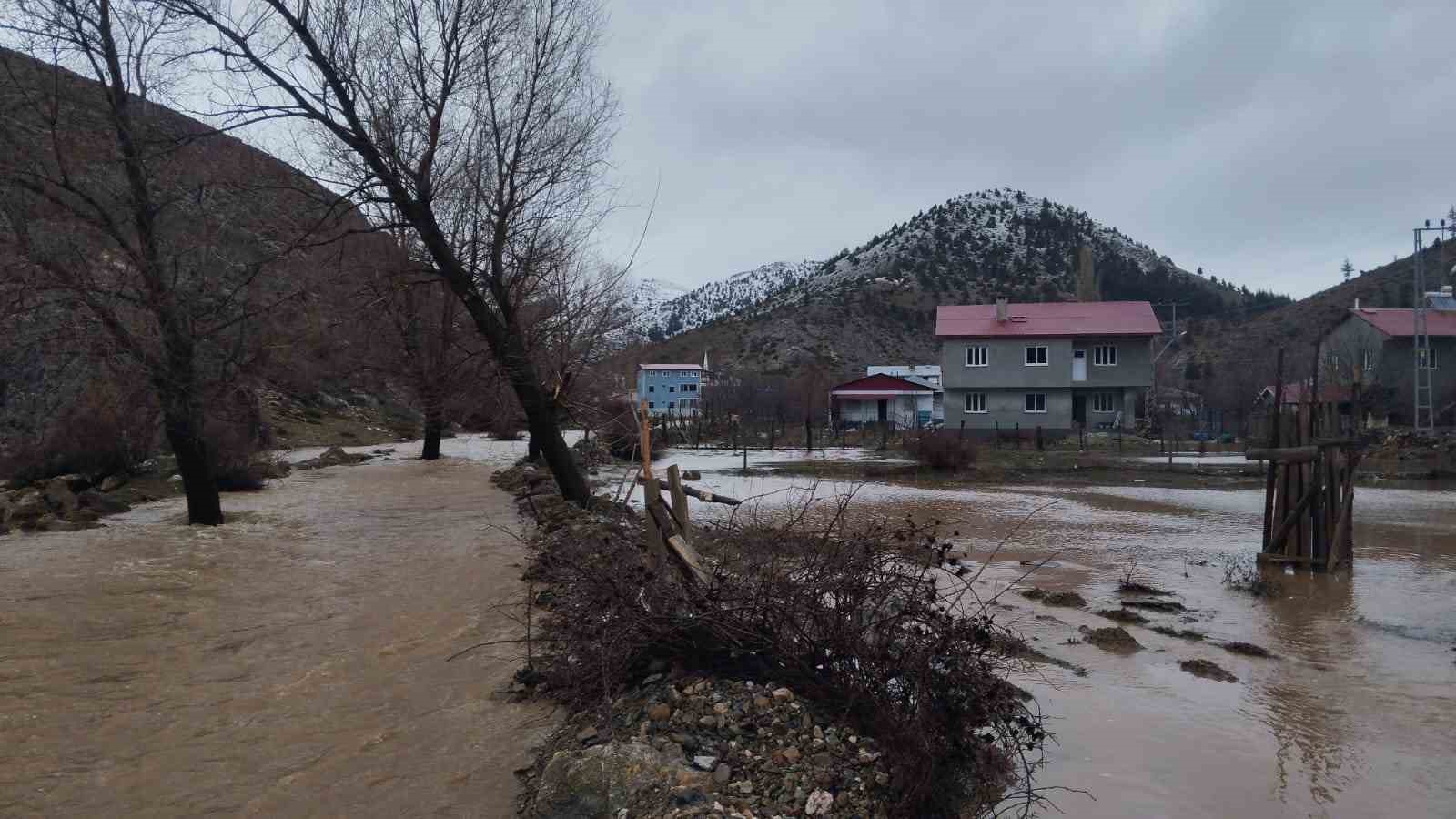 Adana’nın Feke, Saimbeyli ve Kozan ilçelerinde sel sonrası yoğun mesai
