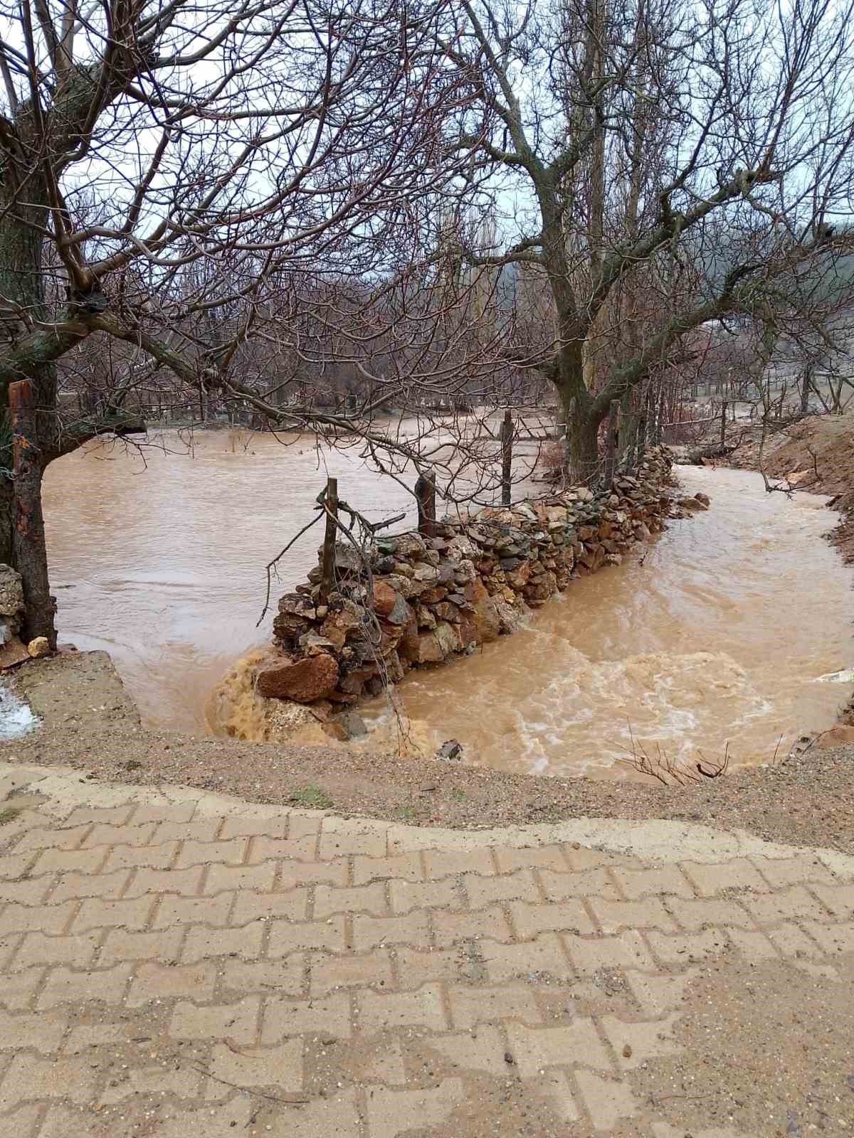 Adana’nın Feke, Saimbeyli ve Kozan ilçelerinde sel sonrası yoğun mesai
