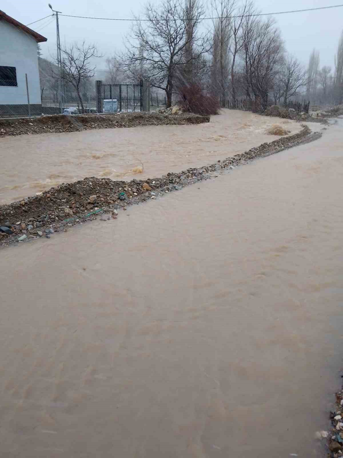 Adana’nın Feke, Saimbeyli ve Kozan ilçelerinde sel sonrası yoğun mesai
