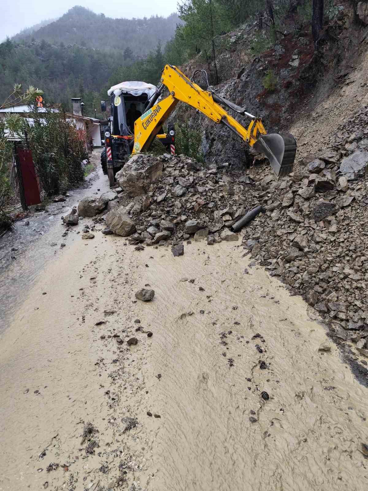 Adana’nın Feke, Saimbeyli ve Kozan ilçelerinde sel sonrası yoğun mesai
