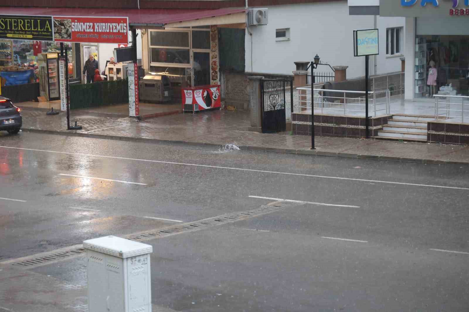 Adana’nın kuzey ilçelerinde sağanak taşkınlara neden oldu
