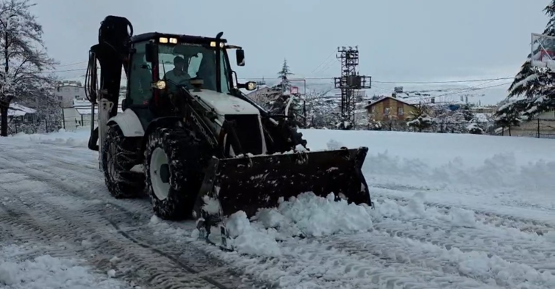 Adana’nın o ilçesinde kar hayatı durdurdu: Yollar kapandı, okullar tatil edildi
