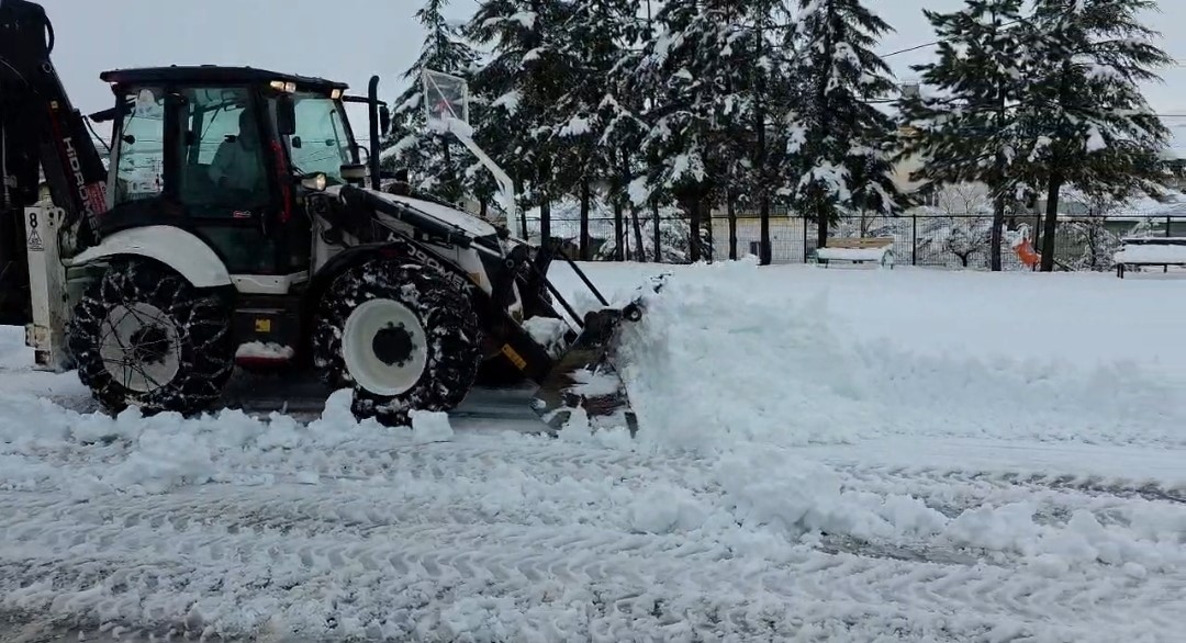 Adana’nın o ilçesinde kar hayatı durdurdu: Yollar kapandı, okullar tatil edildi
