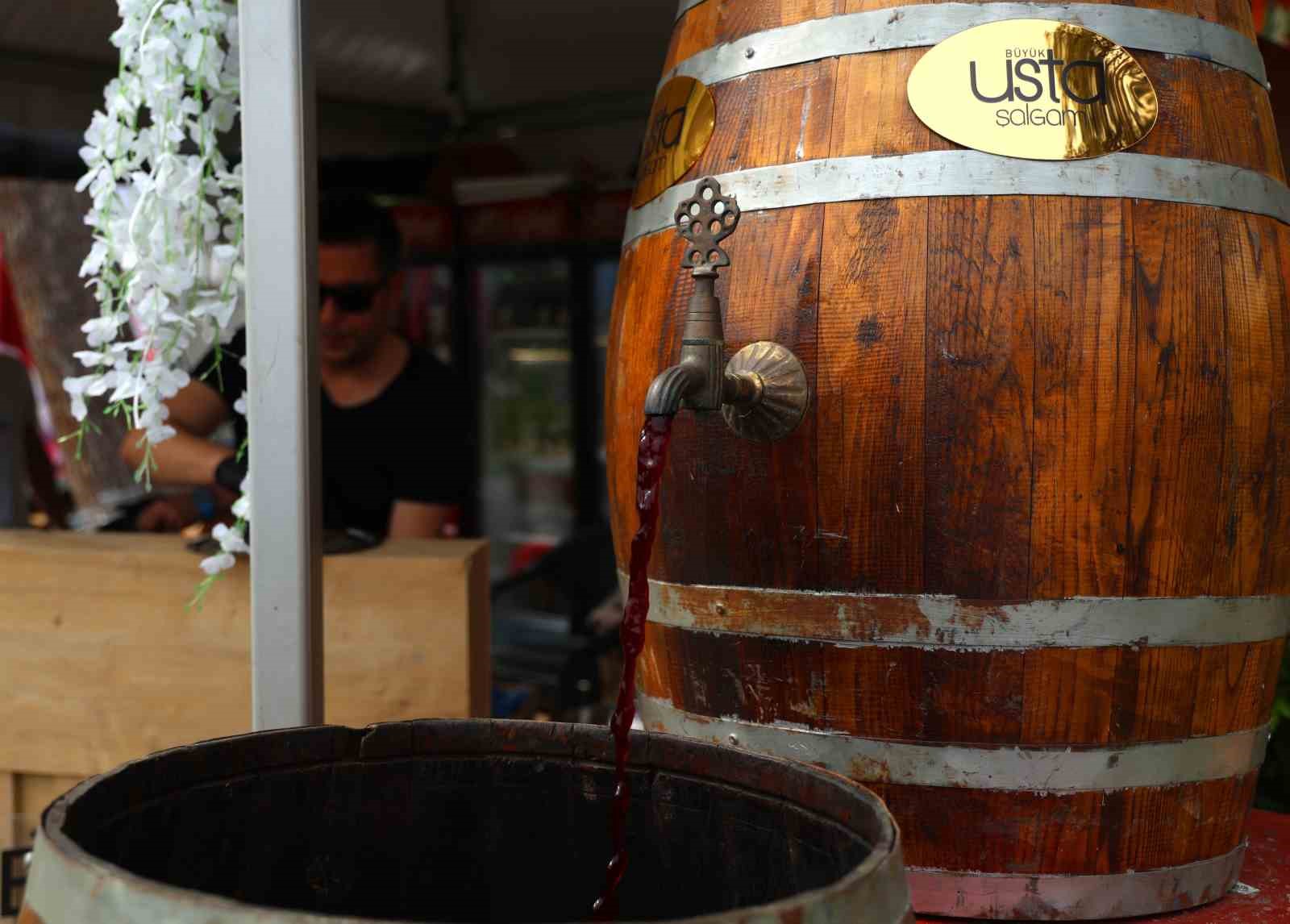 Adana’nın tescilli lezzeti şalgam, karnavalın gözdesi oldu
