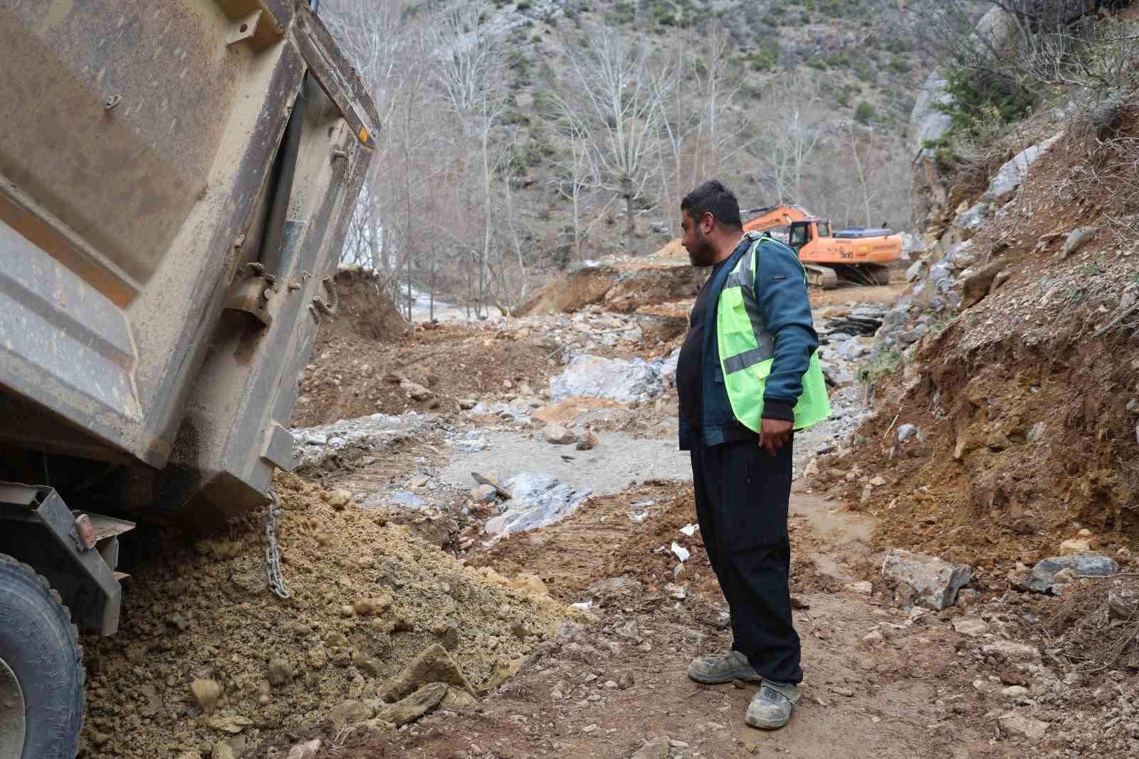Adana’yı Kayseri ve Sivas’a bağlayan güzergahta ulaşım kontrollü sağlanıyor
