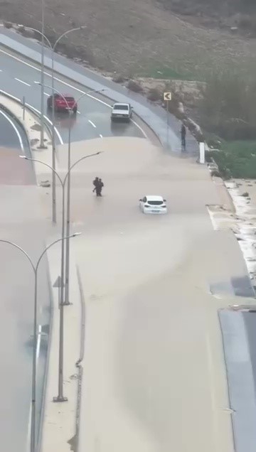 Adana’yı sağanak vurdu: Göle dönen caddelerde araçlar mahsur kaldı
