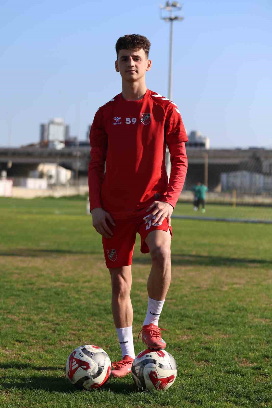 Adem Yeşilyurt: "Fenerbahçe’de forma rekabetine girmek istiyorum"
