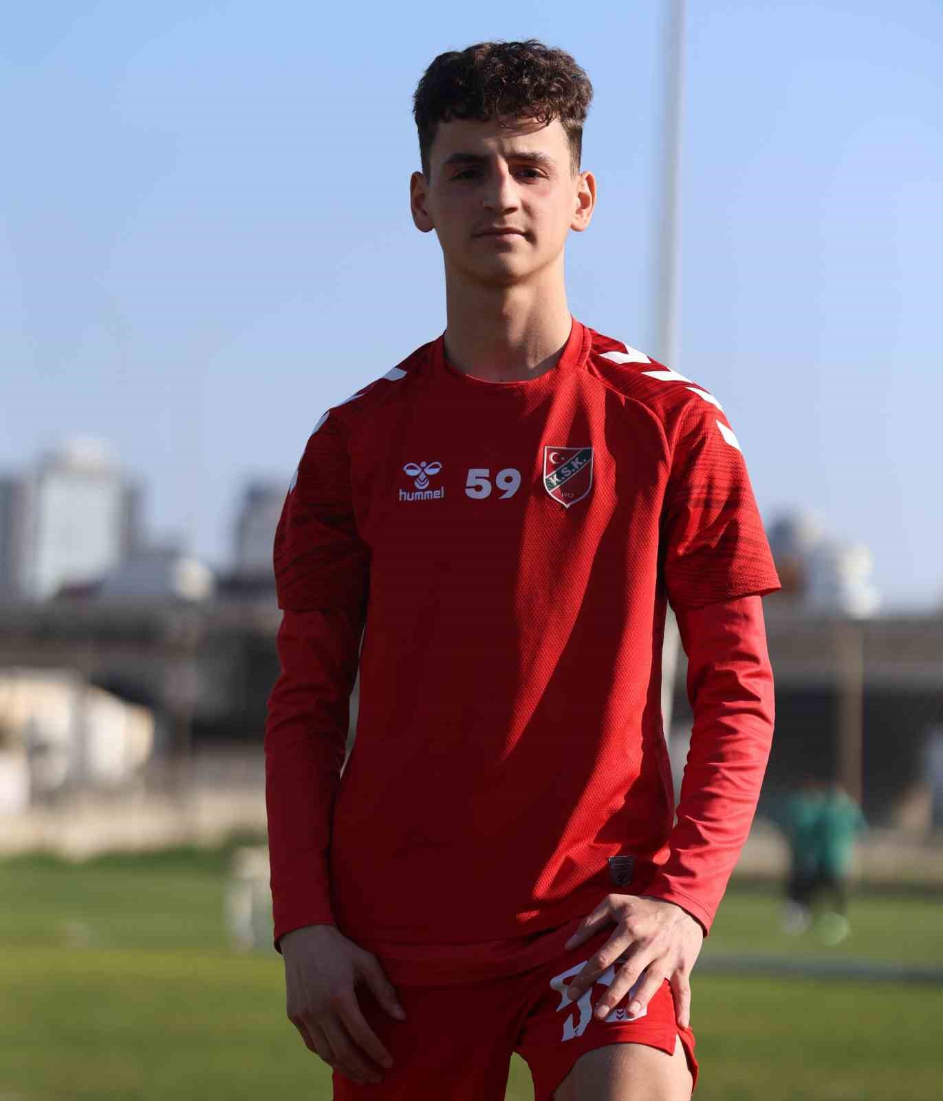 Adem Yeşilyurt: "Fenerbahçe’de forma rekabetine girmek istiyorum"
