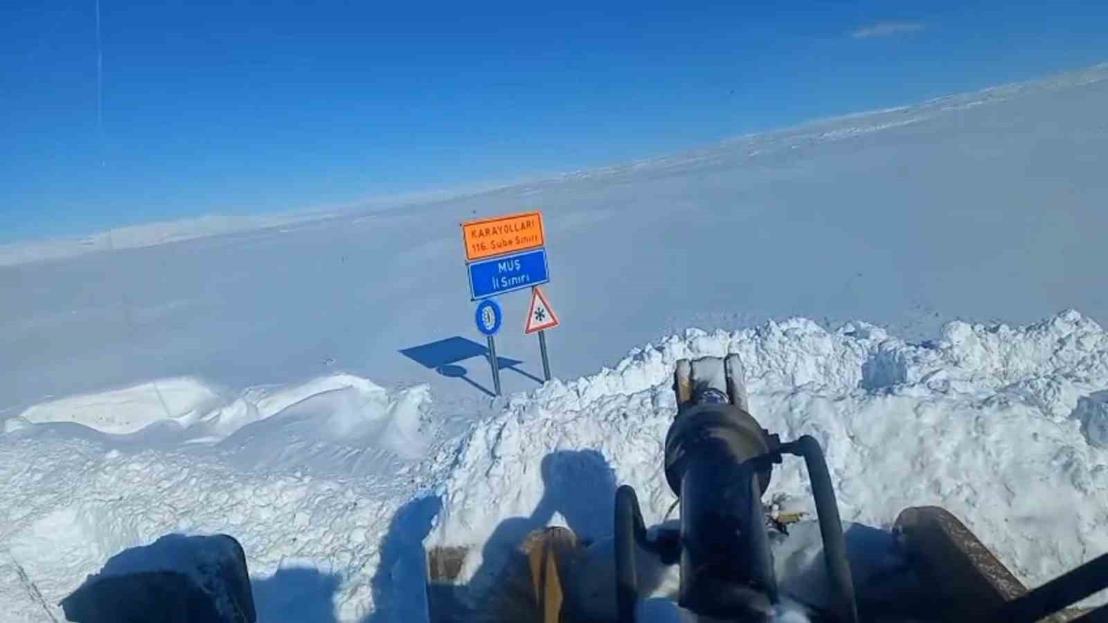 Adilcevaz-Malazgirt kara yolu ulaşıma açıldı
