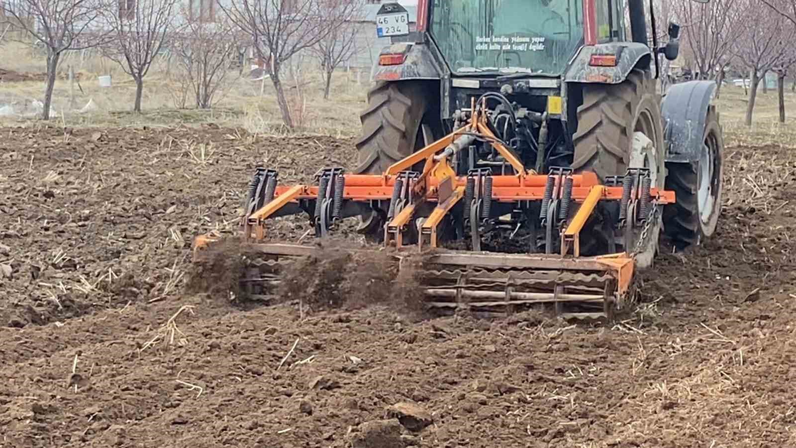 Adilcevaz’da arpa ekimine başlandı
