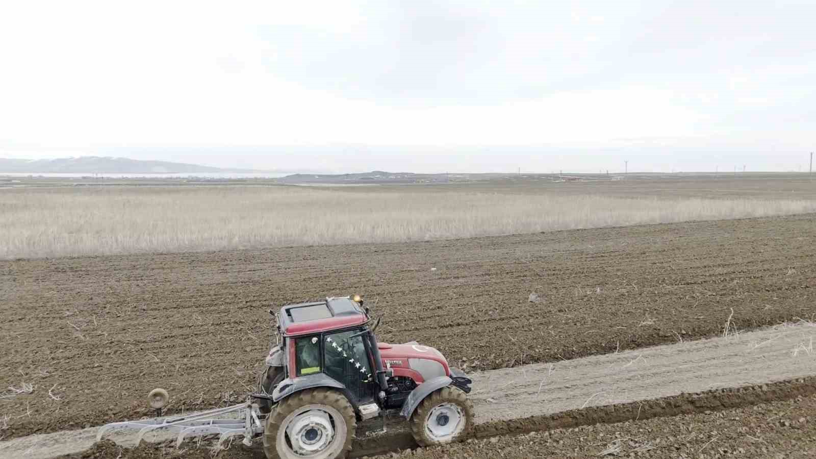 Adilcevaz’da arpa ekimine başlandı
