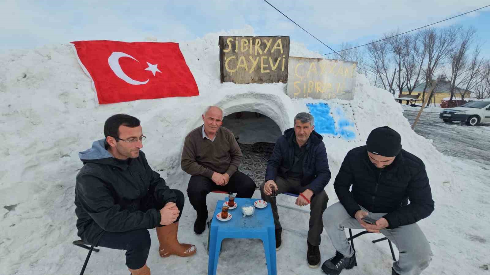 Adilcevaz’da esnaf biriken kardan çay evi yaptı
