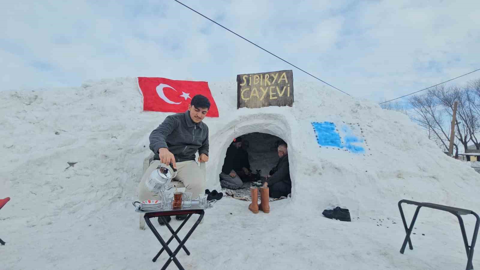 Adilcevaz’da esnaf biriken kardan çay evi yaptı
