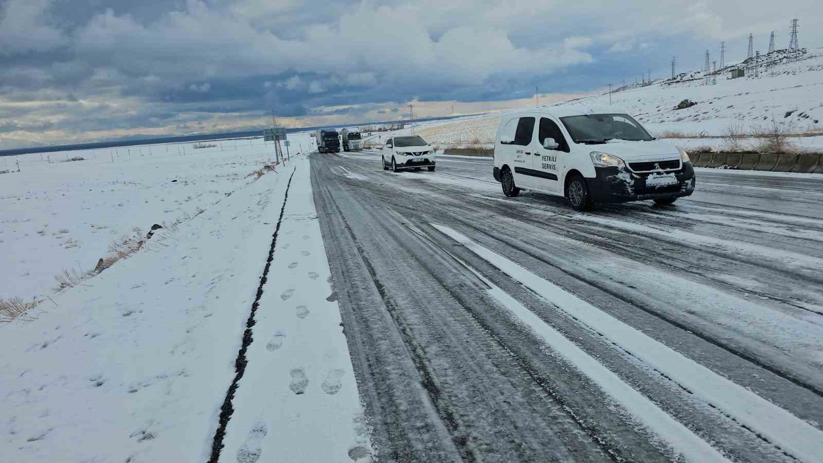 Adilcevaz’da kar ve buzlanma nedeniyle onlarca araç yolda kaldı
