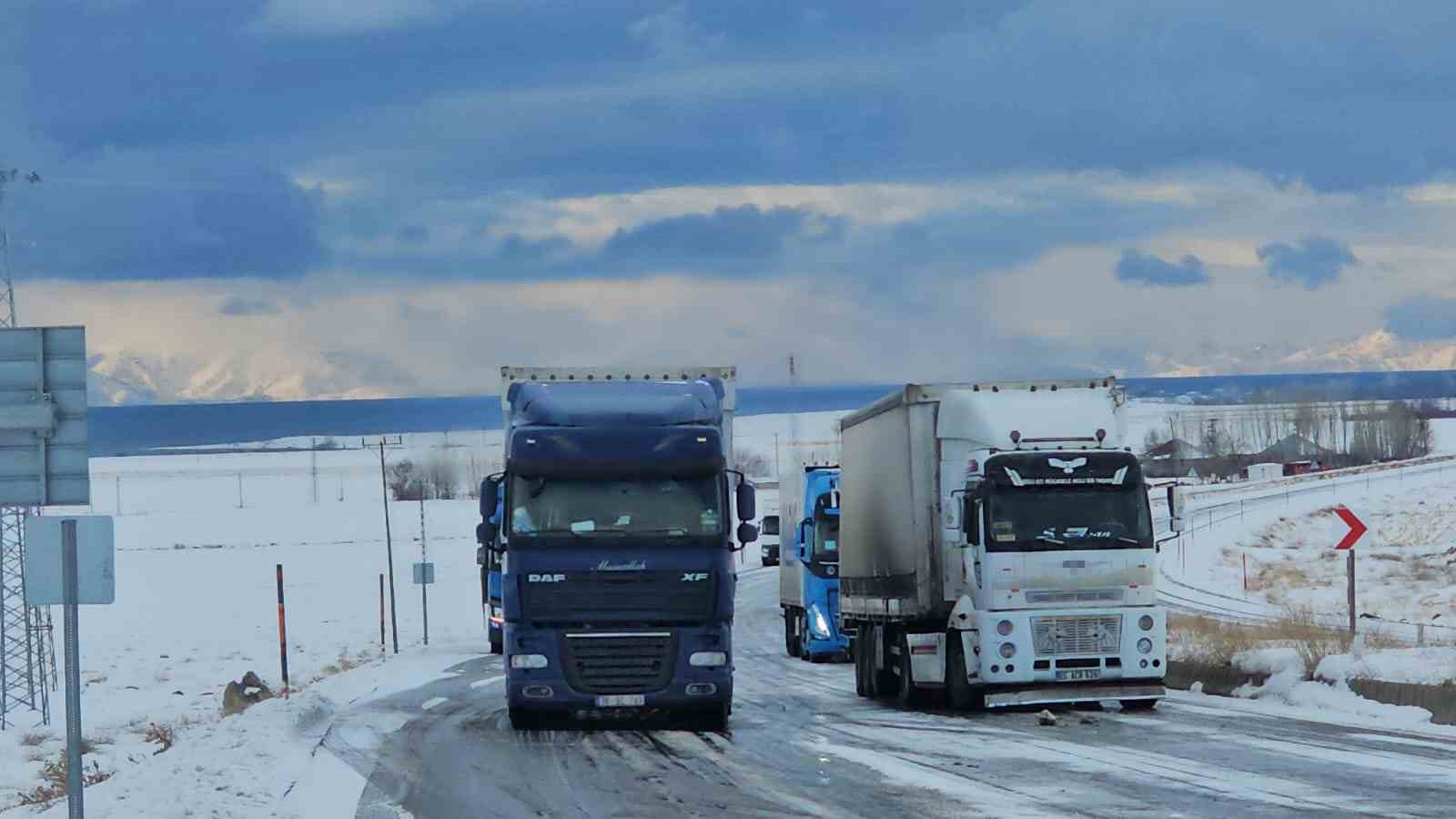 Adilcevaz’da kar ve buzlanma nedeniyle onlarca araç yolda kaldı
