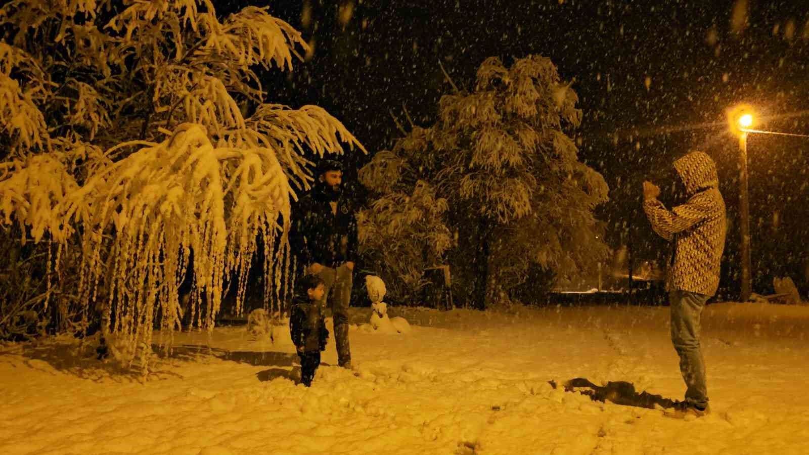 Adilcevaz’da kar yağışı beraberinde güzel görüntüler getirdi
