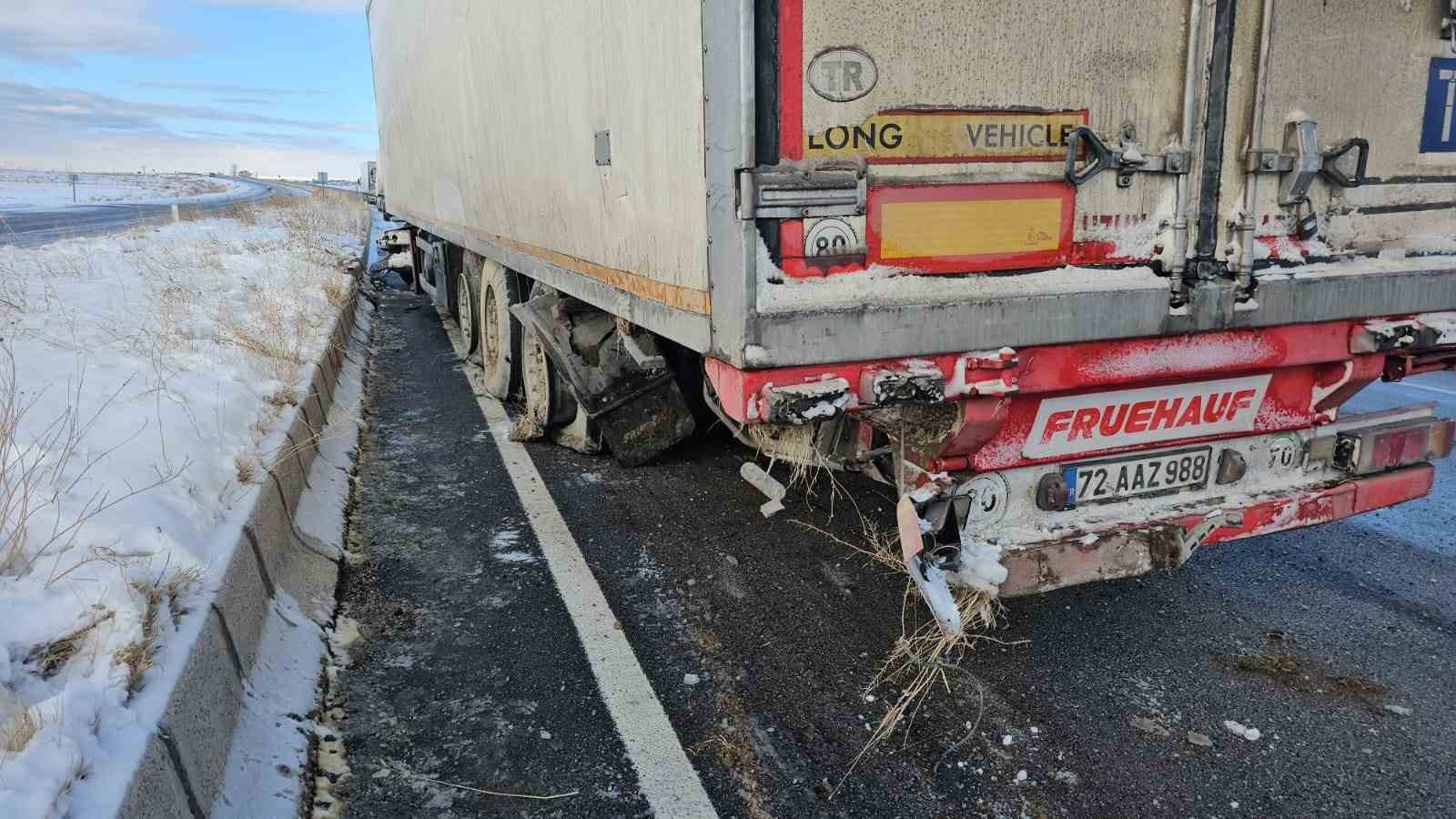 Adilcevaz’da karpuz yüklü tır kaza yaptı: 1 yaralı
