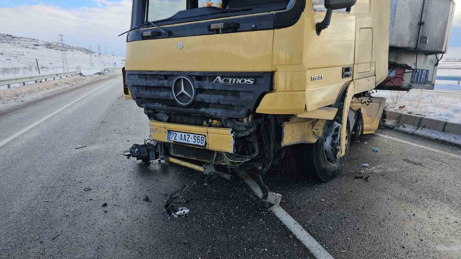 Adilcevaz’da karpuz yüklü tır kaza yaptı: 1 yaralı
