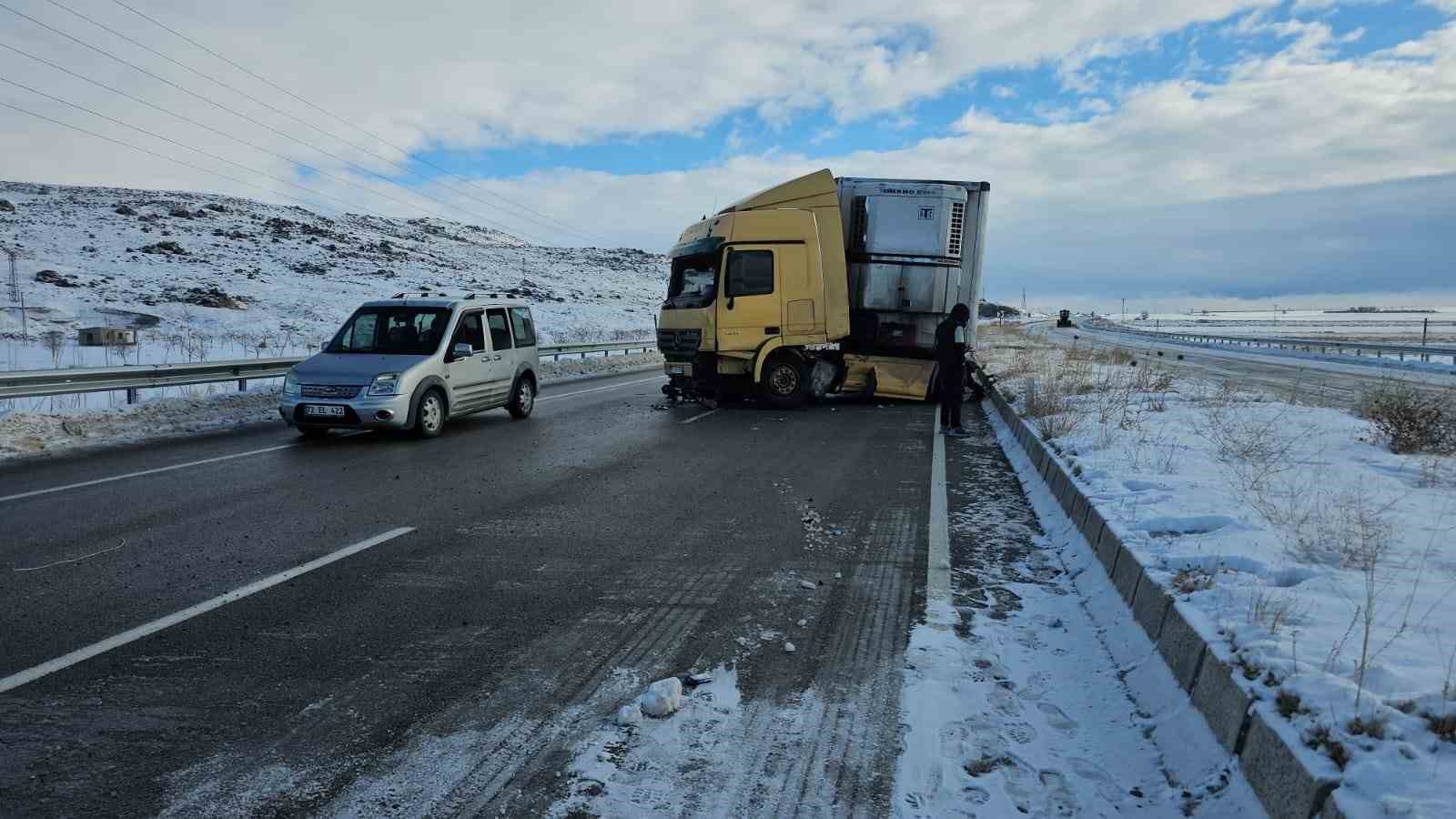 Adilcevaz’da karpuz yüklü tır kaza yaptı: 1 yaralı
