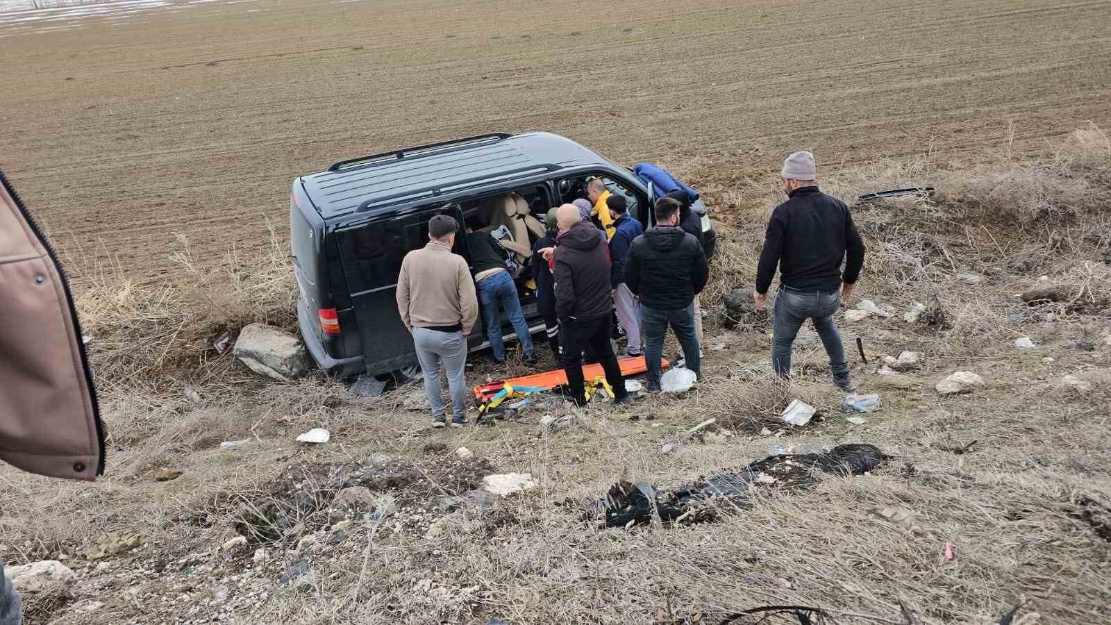 Adilcevaz’da kontrolden çıkan araç takla attı: 1 kişi yaralandı

