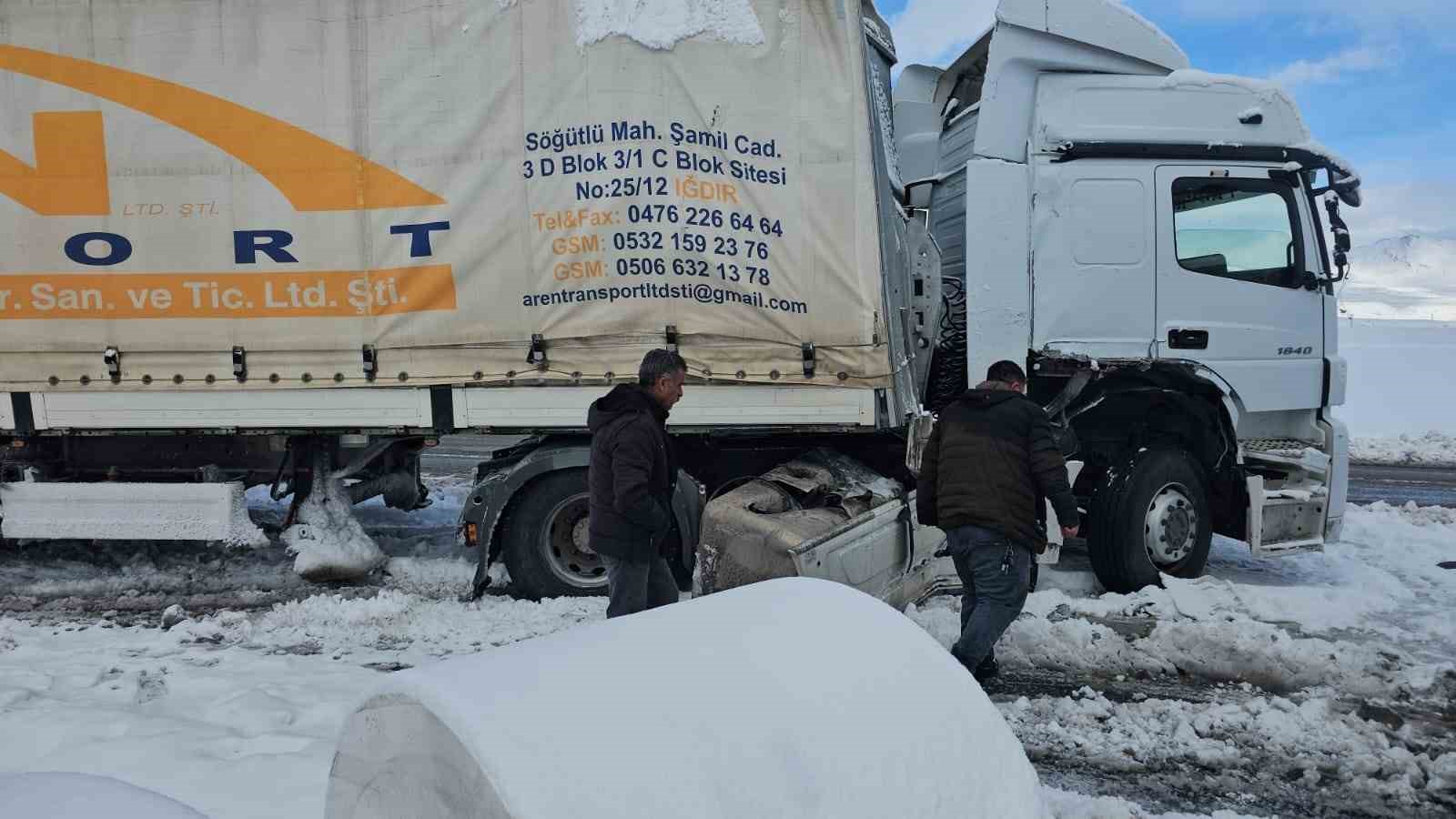 Adilcevaz’da tırlar çarpıştı
